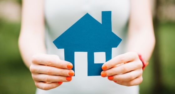 Photo femme avec une maison découpée bleue